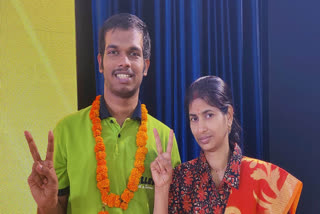 தாயுடன் ஓம்பிரகாஷ் பெகெரா