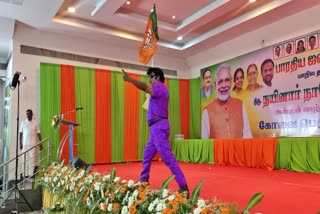 எம்ஜிஆர் வேடமணிந்தவர் பாஜக கொடி ஏந்தியபடி நடனம்