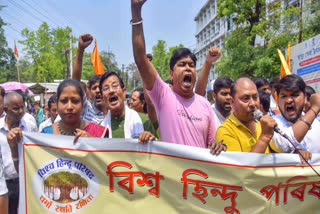 Accusing the TMC of orchestrating the violence in Murshidabad, the VHP staged protests demanding the imposition of President's Rule in the state.
