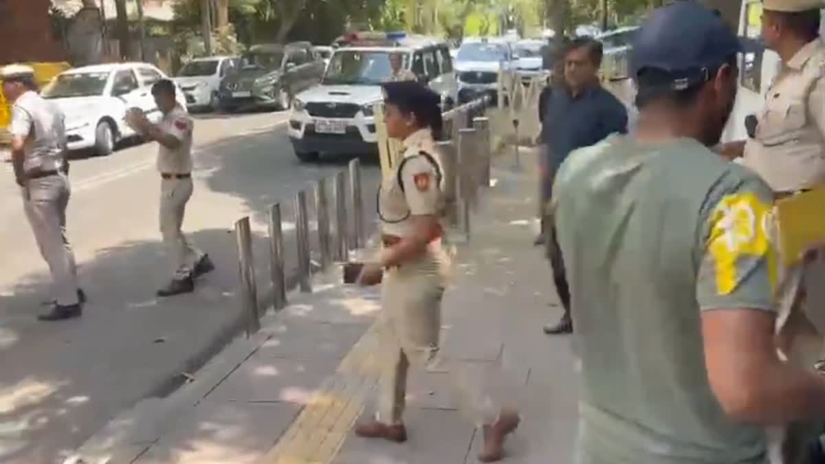 Etv BharatDELHI POLICE REACHED CM ARVIND KEJRIWAL