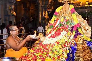 Devotees Rush in Yadadri