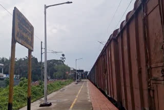 KANHANGAD GOODS TRAIN TRACK ISSUE  ട്രെയിനുകൾ ട്രാക്ക് മാറി ഓടി  KANHANGAD RAILWAY STATION  TRAINS RAN ON DIFFERENT TRACKS