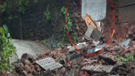 CHRUCH CEMETERY COLLAPSED  HEAVY RAIN IN PATHANAMTHITTA  Kavungumprayar Marthoma Church  ശവപ്പെട്ടി പുറത്തുവന്നു