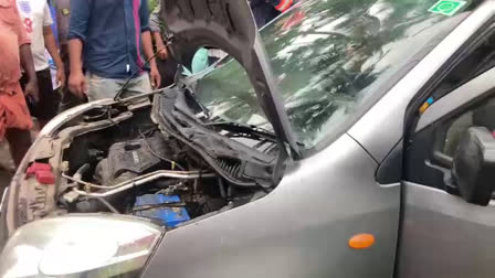 ഓടിക്കൊണ്ടിരുന്ന കാറിനു തീപിടിച്ചു  KOZHIKODE  MUKKAM CAR FIRE ACCIDENT  CAR FIRE ACCIDENT