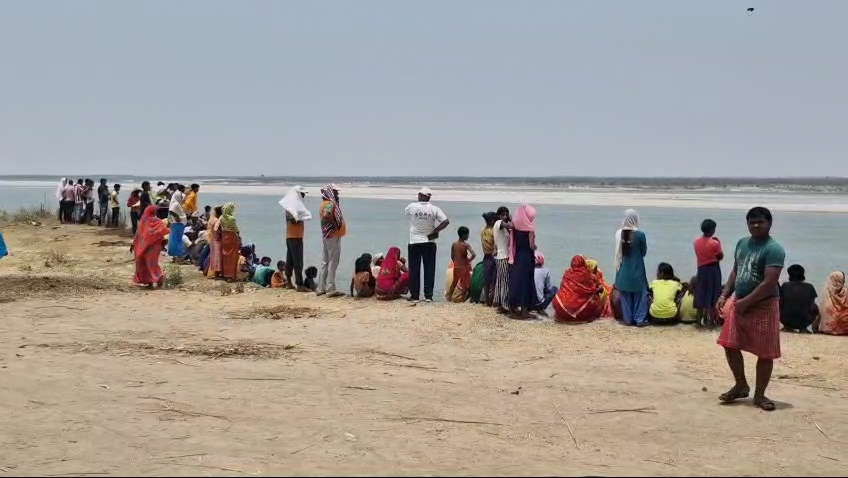 गंगा नदी घाट पर लोगों की भीड़