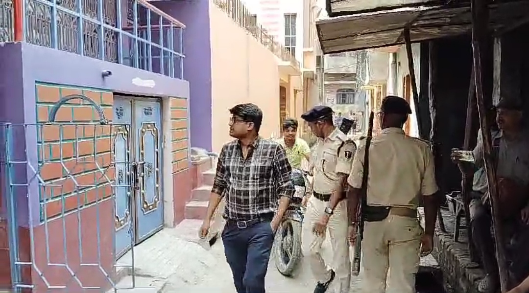 छापेमारी करने पहुंची पुलिस.