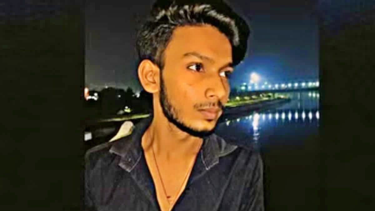 Intermediate student was stabbed 12 times  s stabbed 12 times by his friends  Uttara Pradesh crime news  ಮಗನ ಬರ್ತ್​ಡೇಗೆ ಬೈಕ್​ ಗಿಫ್ಟ್​ ಕೊಡಲು ತಯಾರಿ  ಸಾವಿರ ರೂಪಾಯಿಗಾಗಿ ನಡೆದ ಜಗಳ  ಜಗಳದಲ್ಲಿ ಯುವಕನನ್ನು ಕೊಂದ ಸ್ನೇಹಿತ  ಸ್ನೇಹಿತರ ಮಧ್ಯೆ ಉಲ್ಬಣಗೊಂಡ ಜಗಳ  ಕೊಲೆಯಾದ ಯುವಕನ ಜನ್ಮದಿನ  ತಡರಾತ್ರಿ ಸ್ನೇಹಿತರೊಬ್ಬರ ಮನೆಯಲ್ಲಿ ಪಾರ್ಟಿ  ಆತನ ಮೇಲೆ ಚಾಕುವಿನಿಂದ ಹಲ್ಲೆ  ವಿದ್ಯಾರ್ಥಿಯ ಸ್ಥಿತಿ ಗಂಭೀರ