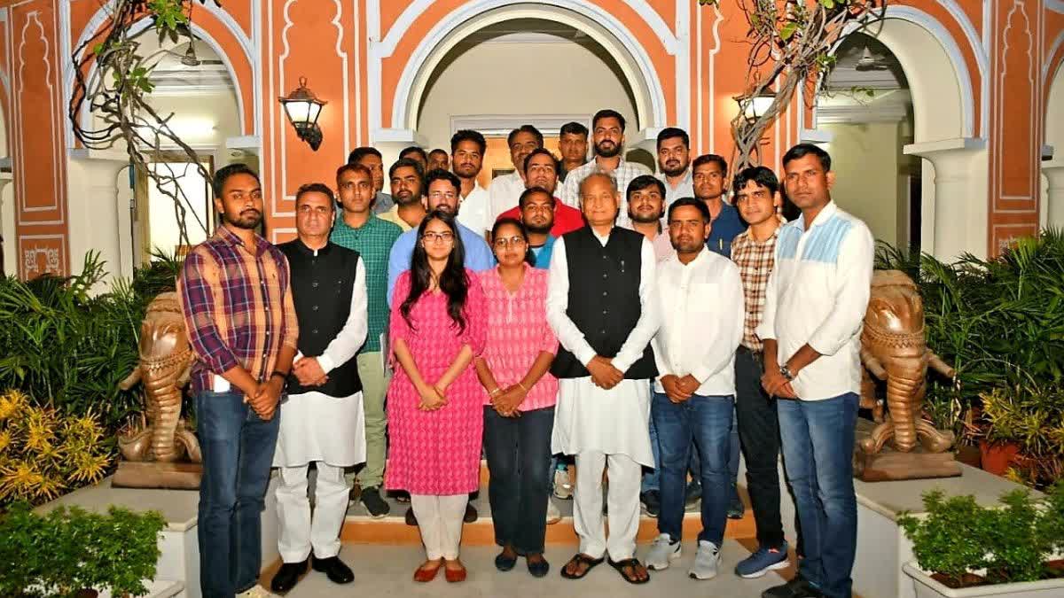 Unemployed Youths Met CM