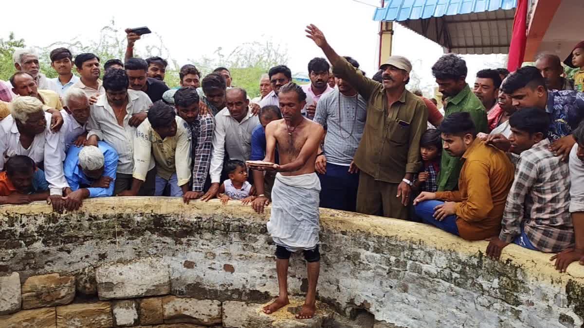 Rain News : રોટલો કૂવામાં પધરાવી વરસાદનો વરતારો કરતું આમરા ગામ, રોટલો ઉગમણી દિશામાં ગયો હવે...