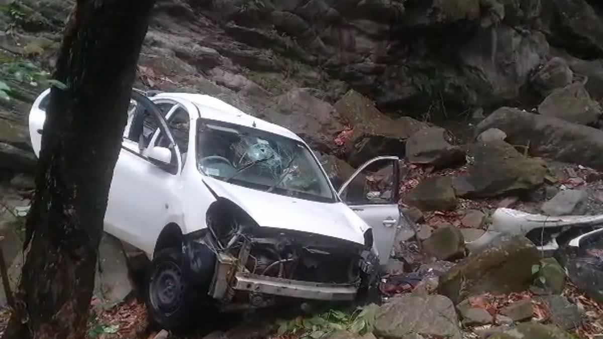 नैनीताल में पर्यटकों की कार खाई में गिरी, सात लोग गंभीर रूप से घायल, seven people injured after car fell into ditch in nainital