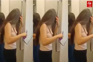 Delhi metro viral video:  மெட்ரோவில் ஹேர் ஸ்ட்ரெய்ட்டனிங் (hair straightening) !