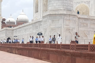 Illegal Guide Shows Taj Mahal