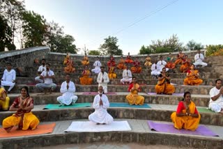 Yoga Day 2023 : નરોડામાં બિમારીથી ઘેરાયેલાએ વ્યક્તિ માટે યોગા વરદાન સાબિત થતાં નિઃશુલ્ક યોગા ક્લાસ ચાલુ કરી દીધા