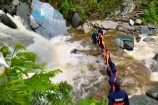 HIMACHAL POLICE AND SDRF RESCUES TOURISTS IN DHARAMSHALA TOURISTS RESCUE IN KANGRA HIMACHAL PRADESH