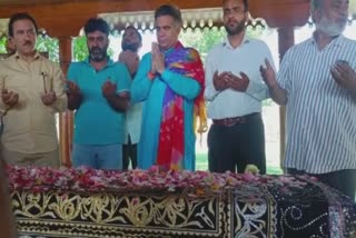 BJP leader Ravinder Raina visits Mufti Saeed shrine