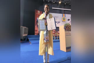 Etv Bharatstudent-lakshmi-received-6-gold-medals-from-gulabarga-university
