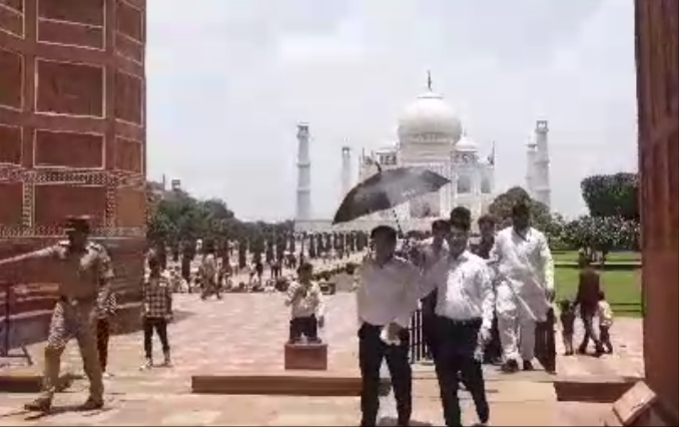 Illegal Guide Shows Taj Mahal