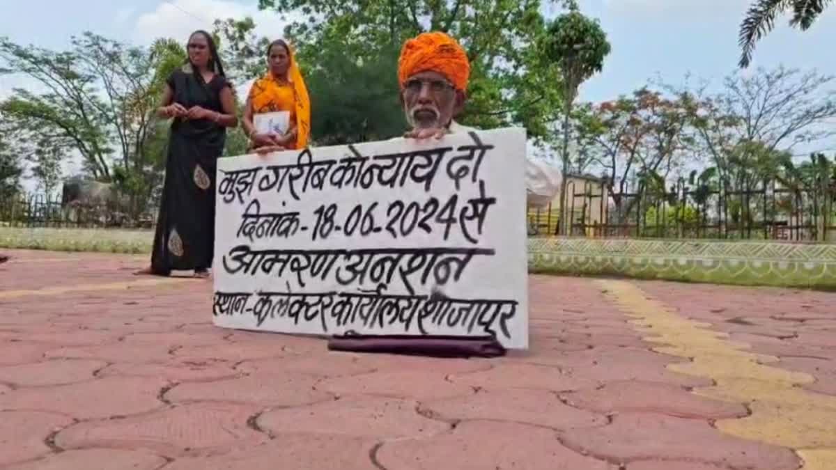 FARMER DHARNA in COLLECTORATE SHAJAPUR