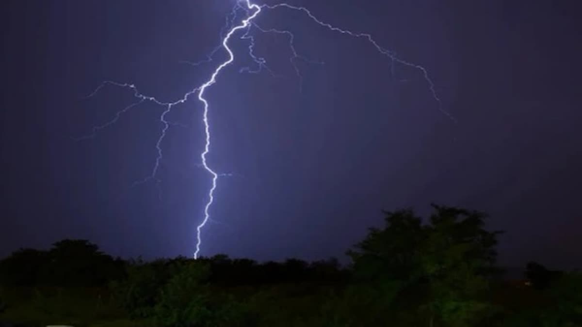 ഇടിമിന്നല്‍  ഇടിമിന്നലേറ്റ് പരിക്ക്  Kozhikode Lightning Strike  Kozhikode News