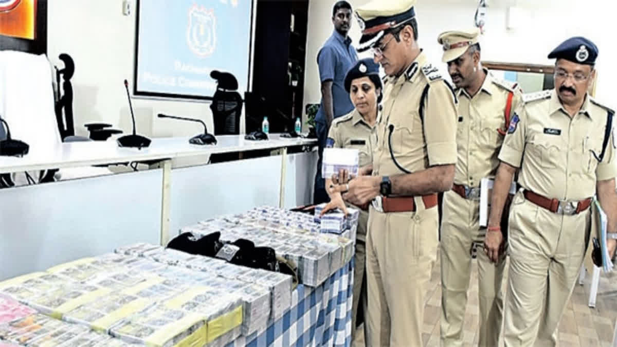 FAKE GOLD NEWS IN HYDERABAD  FAKE GOLD IN HYDERABAD  GOLD SCAM LATEST NEWS  FAKE CURRENCY SEIZED