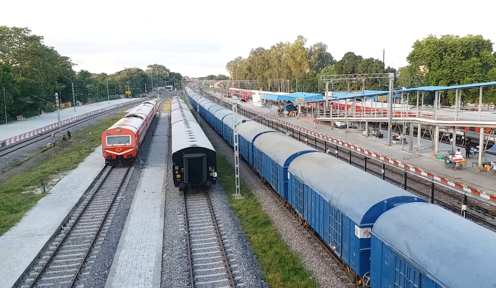 राप्तीसागर एक्सप्रेस समेत कई ट्रेनों को बदले रास्ते से संचालित किया जाएगा.