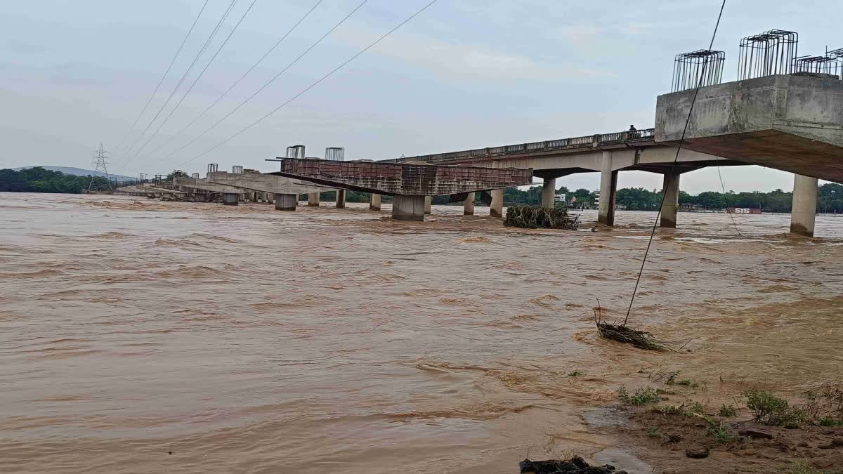 लगातार बारिश से गढ़वा में कोयल नदी का जलस्तर बढ़ा, कंस्ट्रक्शन कंपनी का दो  करोड़ का सामान पानी में बहा