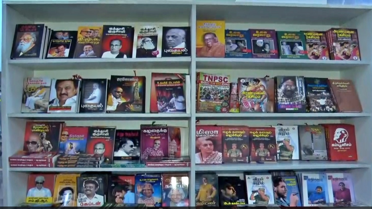 புத்தகப் பூங்காவில் வைக்கப்பட்டுள்ள புத்தகங்கள்