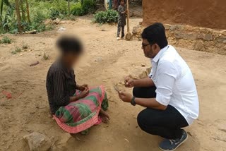பழங்குடியினப் பெண்ணிடம் சமாதானம் பேசும் மாவட்ட மருத்துவ அதிகாரி சக்தி கிருஷ்ணன்