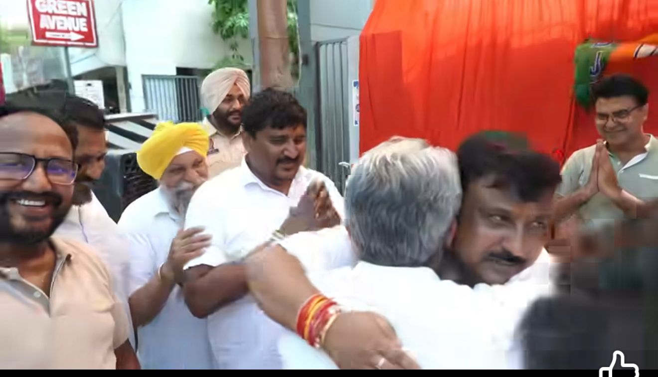ਭਾਰਤ ਭੂਸ਼ਣ ਆਸ਼ੂ ਤੇ ਜੀਵਨ ਗੁਪਤਾ ਦੀ ਜੱਫ਼ੀ