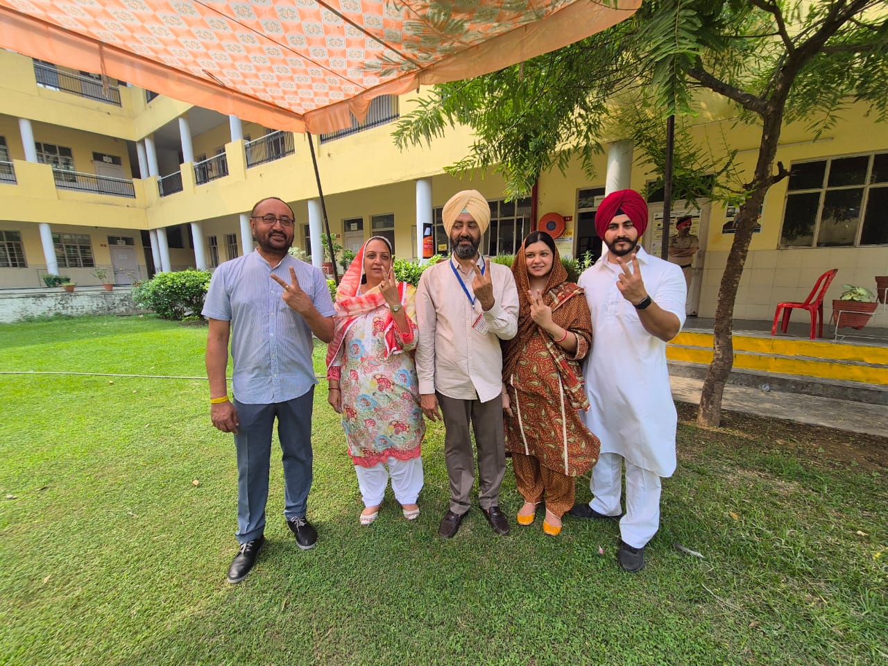 ਪਰਉਪਕਾਰ ਸਿੰਘ ਘੁੰਮਣ ਆਪਣੇ ਪਰਿਵਾਰ ਨਾਲ