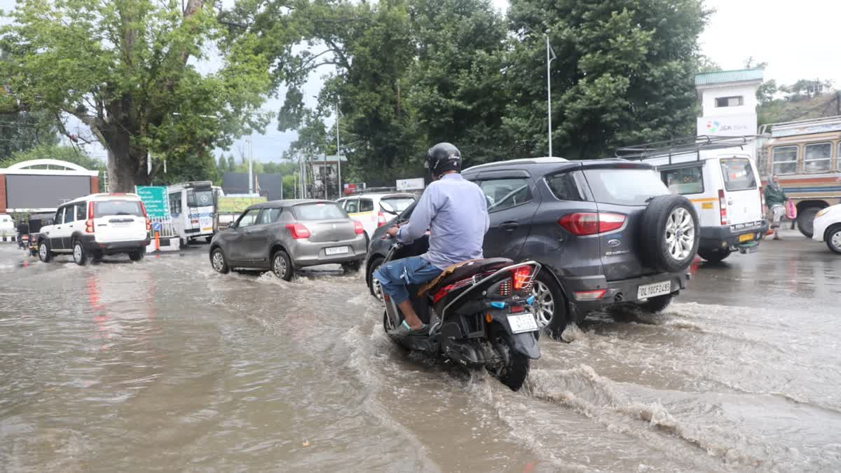 Rains lash jammu kashmir: جموں وکشمیر میں موسلا دھار بارشیں، سڑکیں زیر آب