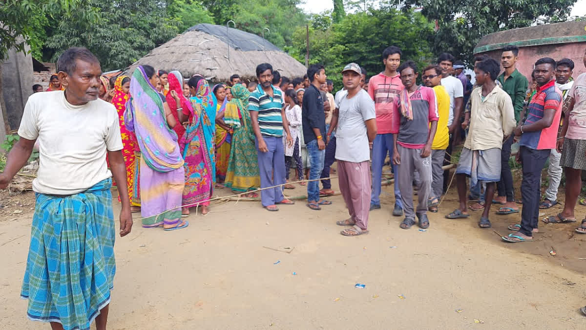 বিডিও'র লিখিত প্রতিশ্রুতি দাবি গ্রামবাসীদের