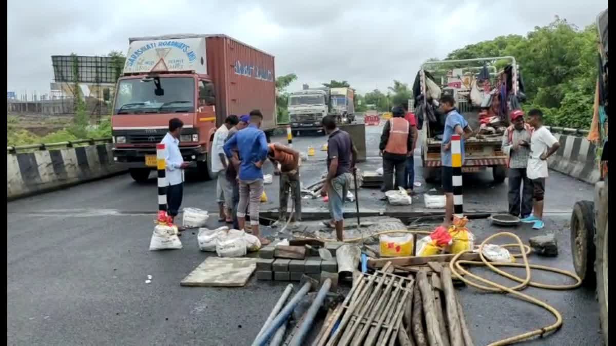 Valsad Rain : વલસાડના બ્રિજ પર લાંબુ ગાબડું પડતા વાહનોની લાઈન લાગી, કોન્ટ્રાકટર દોડતો થયો