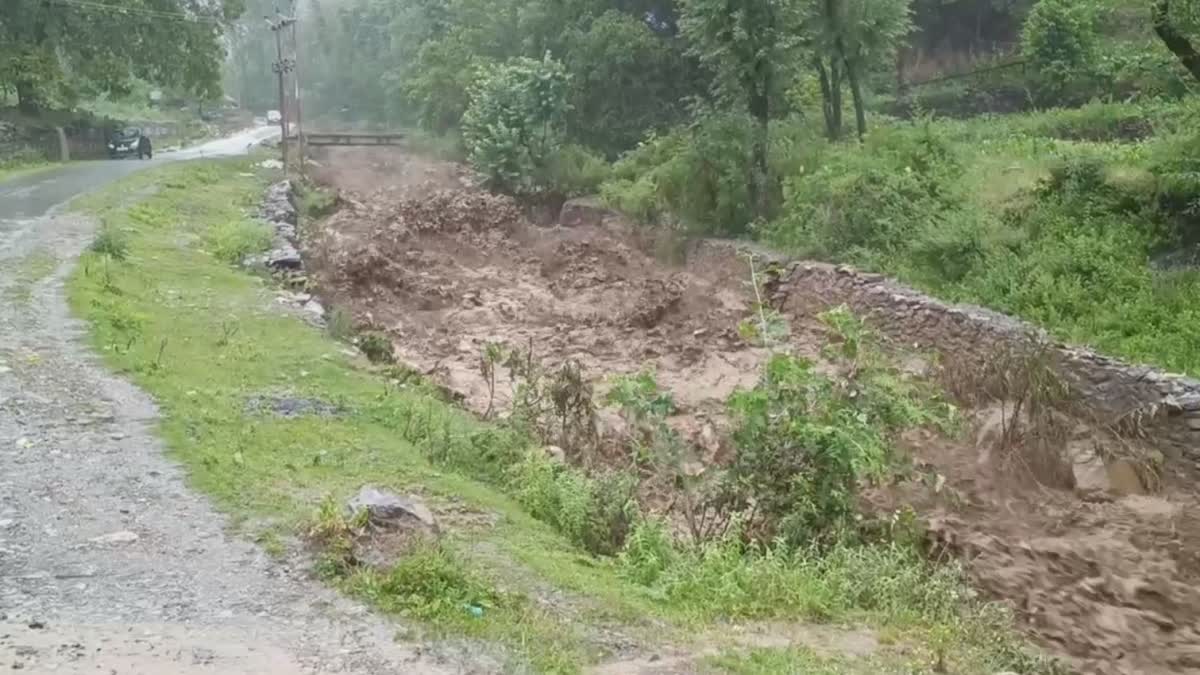 flash-floods-damaged-several-culverts-in-zirhama-and-gujjerpati-areas-of-kupwara