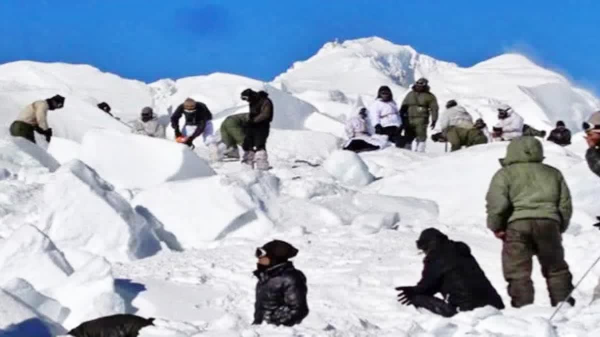 Indian Army officer  Army officer died  three soldiers were injured  Siachen Glacier  Fire Accident  ടെന്‍ഡുകള്‍ക്ക് തീപടര്‍ന്ന് സൈനികന് വീരമൃത്യു  സിയാച്ചിന്‍  സൈനികന് വീരമൃത്യു  മൂന്നുപേര്‍ക്ക് പരിക്ക്  വെടിക്കോപ്പുകള്‍ സൂക്ഷിച്ചിരുന്ന ബങ്കറിലെ  ഇന്ത്യന്‍ ആര്‍മി  ജവാൻ