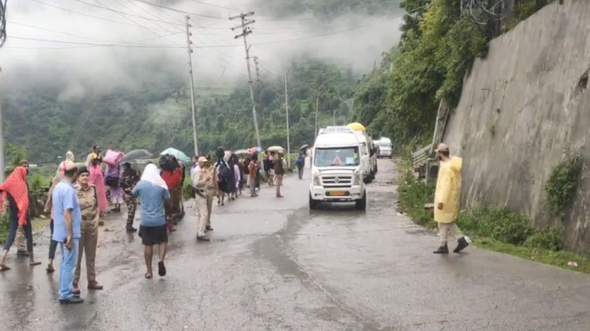 jammu-srinagar-highway-partially-restored-for-traffic