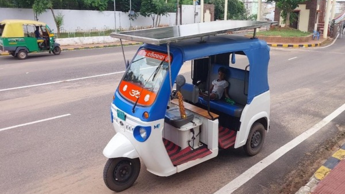 Solar-powered auto