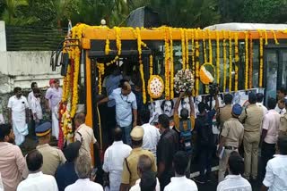 Oommen Chandy s mourning procession  mourning procession  Kottayam  Oommen Chandy  കണ്ണീരോടെ വിട ചൊല്ലി തലസ്ഥാനം  കോട്ടയത്തേക്കുള്ള വിലാപ യാത്ര ആരംഭിച്ചു  വിപാല യാത്ര  ഉമ്മന്‍ചാണ്ടി വിലാപ യാത്ര  ഉമ്മന്‍ചാണ്ടി