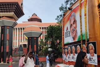 people pay homage to Oommen Chandy  homage to Oommen Chandy in Thiruvananthapuram  Oommen Chandy  Oommen Chandy funeral procession  Oommen Chandy funeral  ഉമ്മന്‍ ചാണ്ടി  ഉമ്മന്‍ ചാണ്ടി അന്തരിച്ചു  ഉമ്മന്‍ ചാണ്ടി പൊതുദര്‍ശനം  ഉമ്മന്‍ ചാണ്ടി സംസ്‌കാരം  പ്രതിപക്ഷ നേതാവ് വി ഡി സതീശന്‍  പുതുപ്പള്ളി