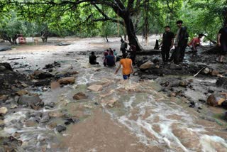 Junagadh Rain : ગીરની પ્રકૃતિ સોળે કળા ખીલી ઊઠી, લોકોને હૈયે હરખ ન સમાતા પહોંચ્યા દોડીને સ્નાન કરવા