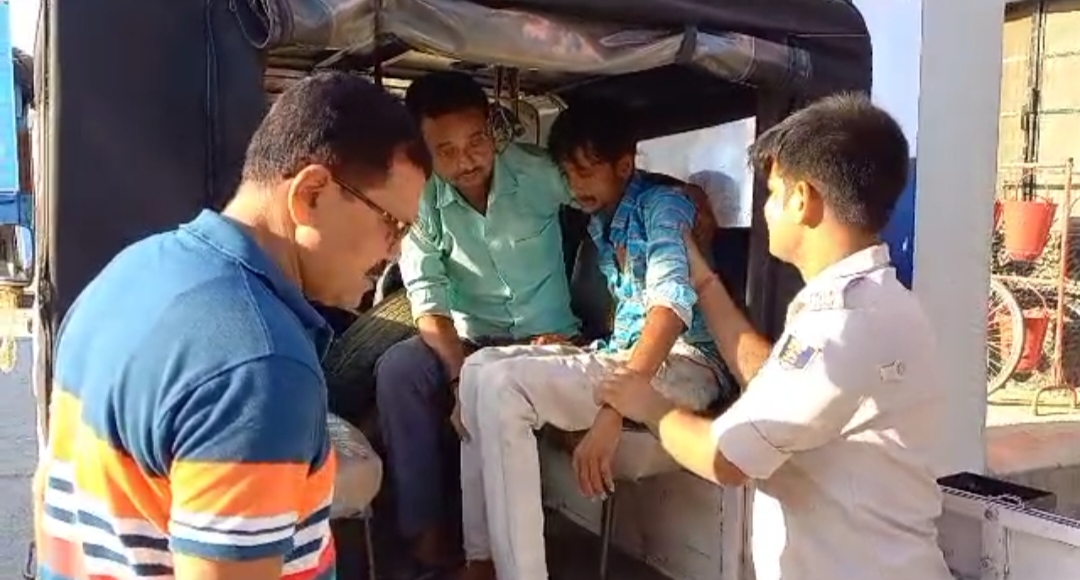 पुलिस हिरासत में आरोपी.