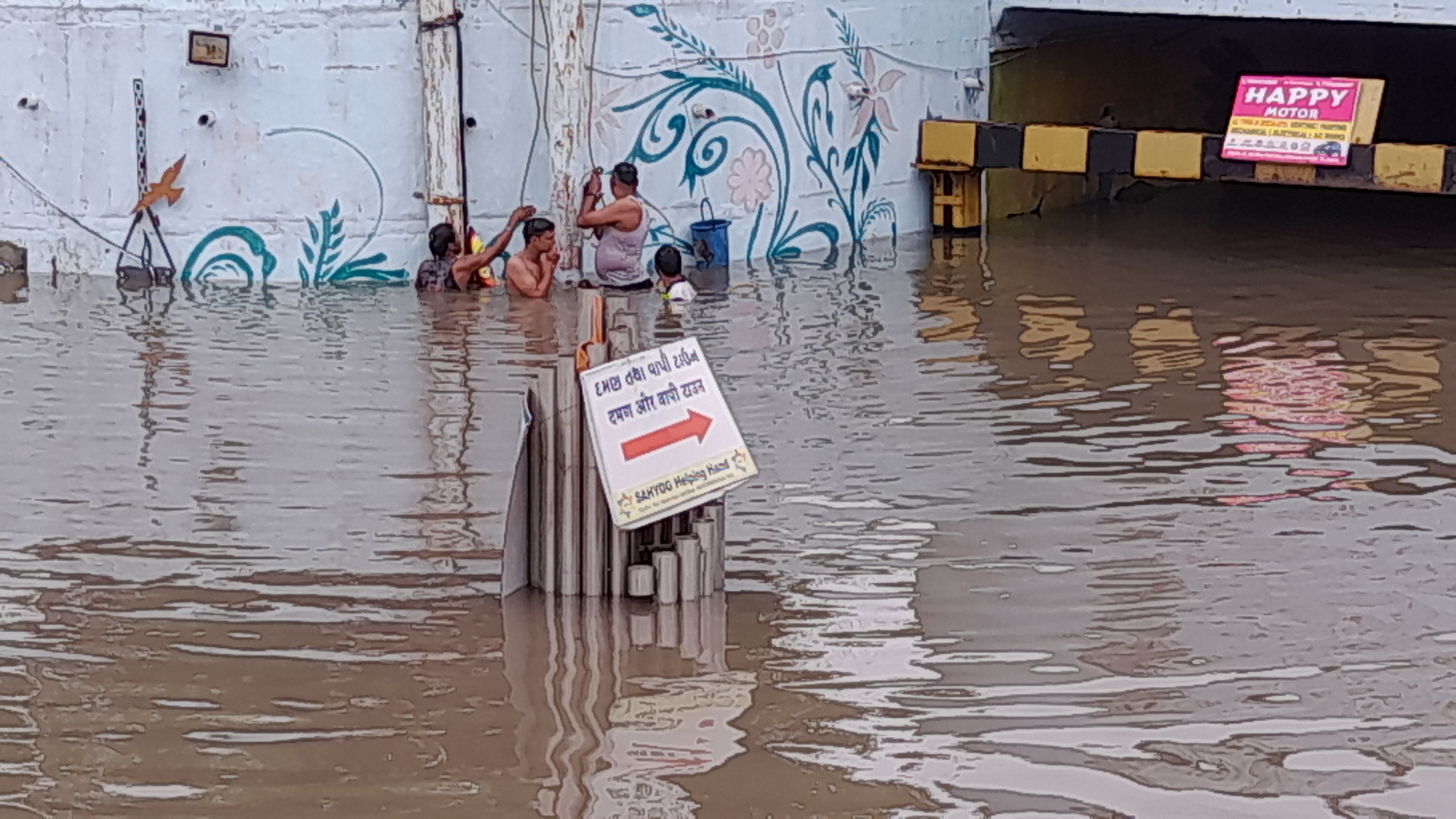 વાપીમાં મેઘરાજાએ ઇંચની અડધી સદી પુરી કરવા વરસાવ્યું 2 કલાકમાં 85mm વરસાદી પાણી