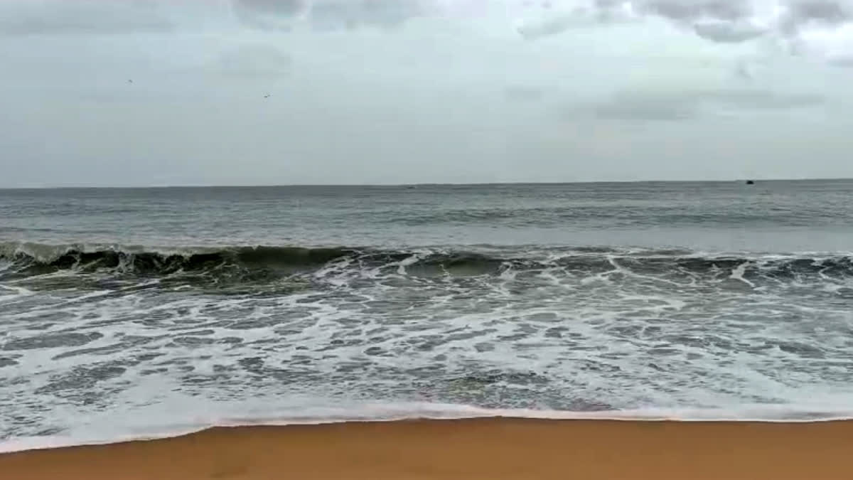 KOLLAM BEACH  STUDENTS STRUCK STRONG WAVE KOLLAM  വിദ്യാർഥിനികള്‍ തിരയില്‍പ്പെട്ടു  കൊല്ലം ബീച്ചില്‍ അപകടം