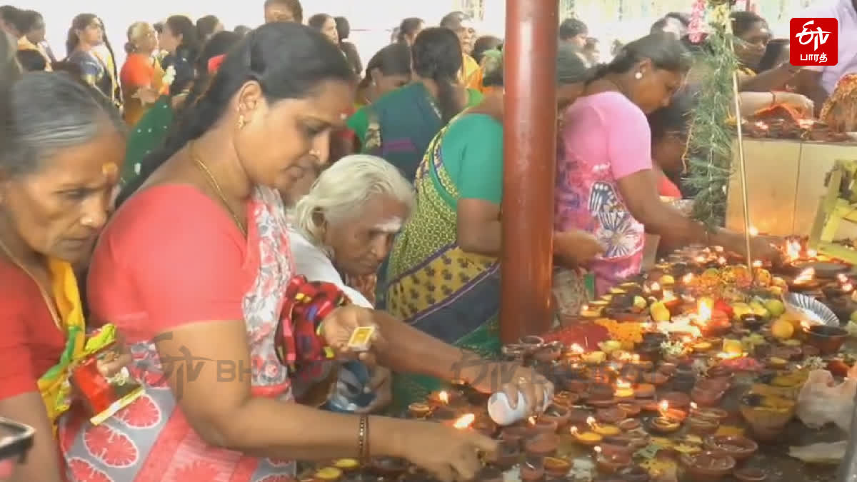 பெண்கள் விளக்கேற்றும் காட்சி