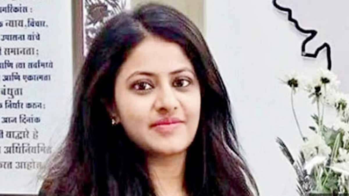 Trainee IAS Pooja Khedkar