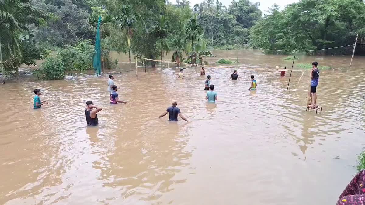 VOLLEYBALL  MAVOOR VOLLEYBALL PLAYERS  മാവൂരിലെ വോളിബോൾ  വെള്ളക്കെട്ടിലെ വോളിബോള്‍ മത്സരം