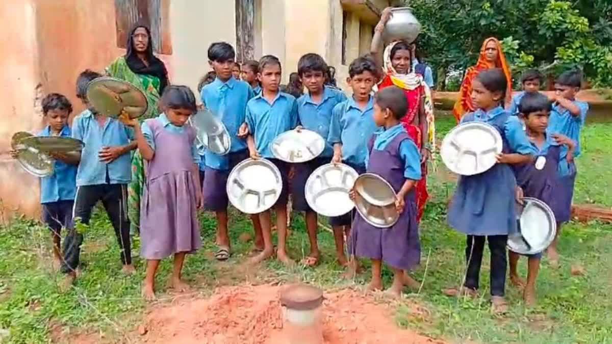 Children unique Protest for drinking water