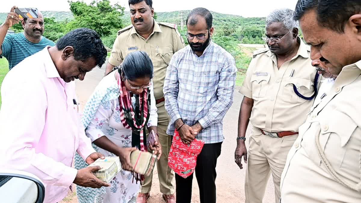 ಬೆಳಗಾವಿ ಪೊಲೀಸರ ಬಲೆಗೆ ಬಿದ್ದ ಗ್ರಾಮ ಲೆಕ್ಕಾಧಿಕಾರಿ: 1.10 ಕೋಟಿ ನಗದು ಜಪ್ತಿ