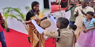 மனைவிக்கு வீர வாளை வழங்கிய டிஎஸ்பி வேல்முருகன்