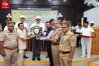 विजेताओं को सम्मानित करते  ADG सुजीत पांडेय.